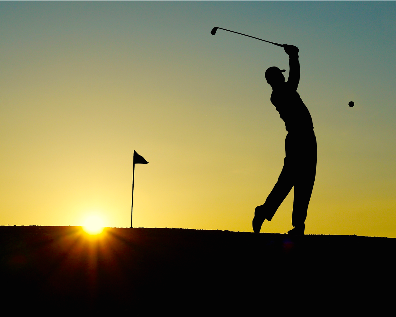 Golfer im Sonnenuntergang